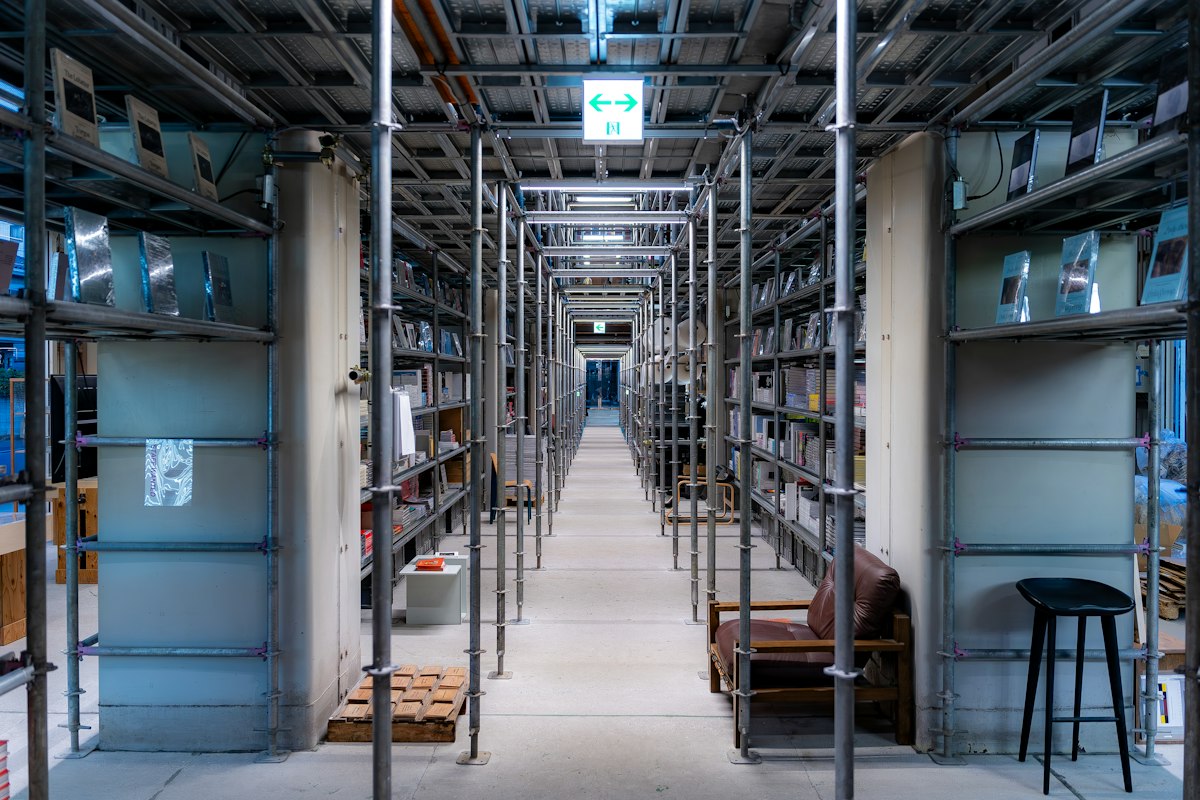 Almacén industrial con estanterías